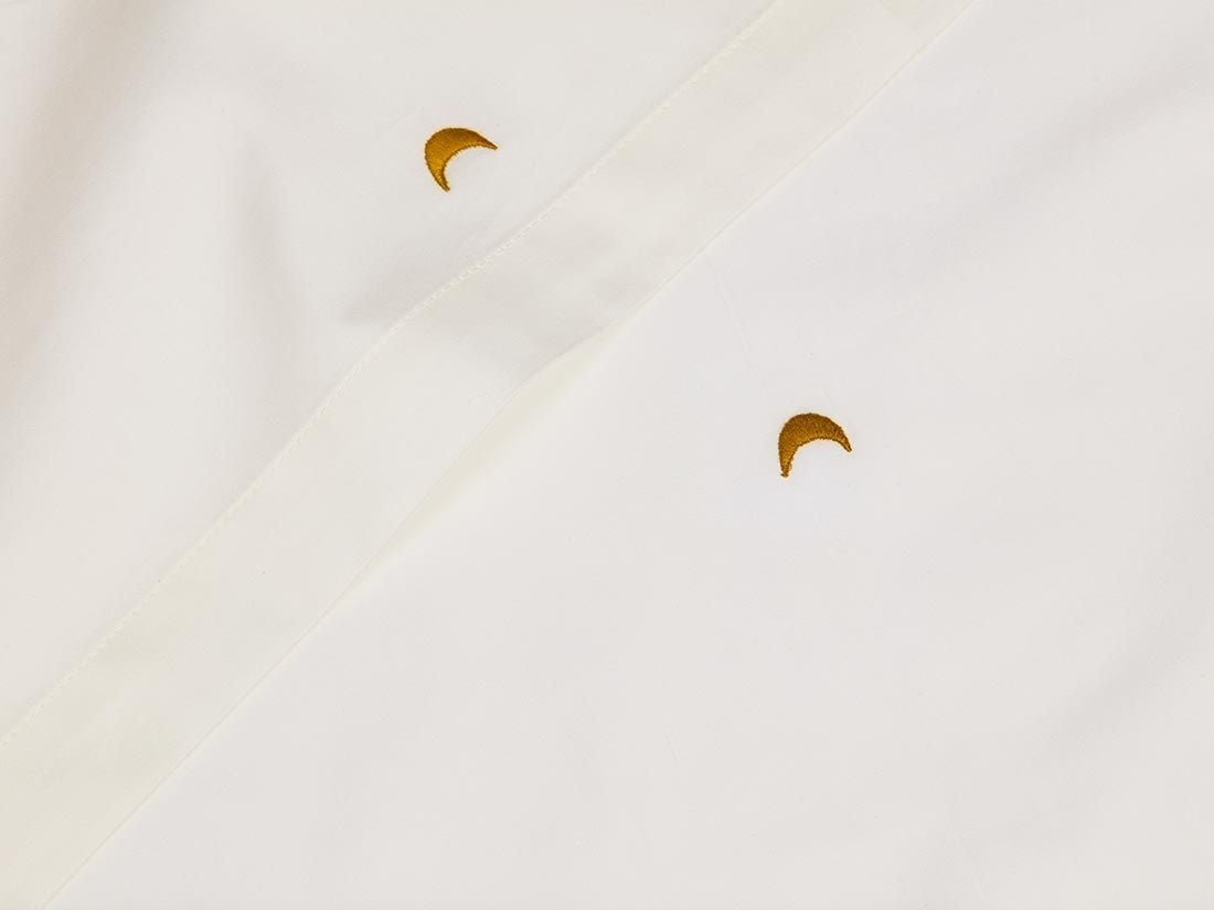 Barnlakan bomullssatin warm white/ochre moon