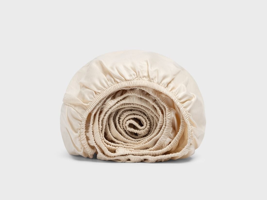 Dra-på-lakan bomullssatin almond milk