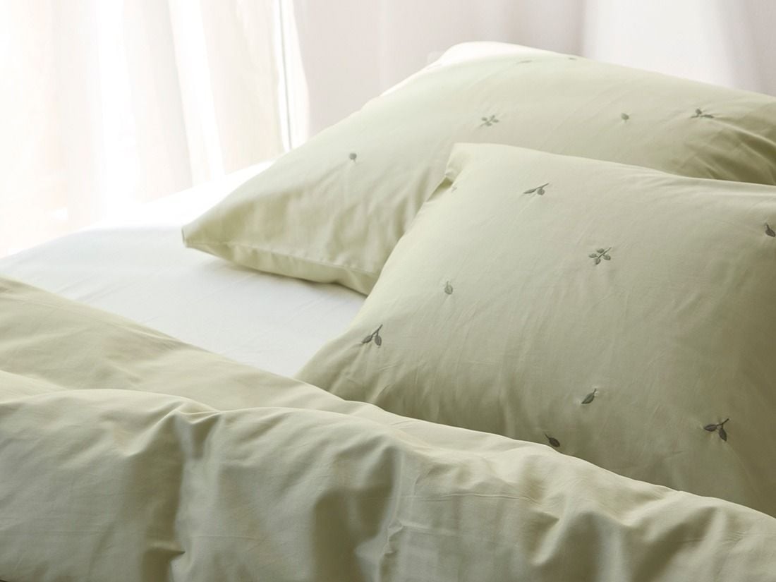 Örngott bomullssatin light olive botanical