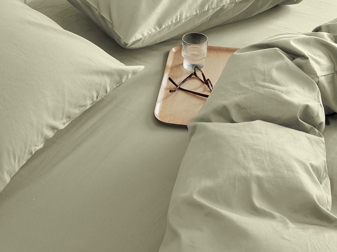 Dra-på-lakan bomullssatin light olive