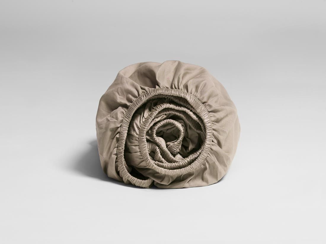 Dra-på-lakan bomullssatin warm taupe