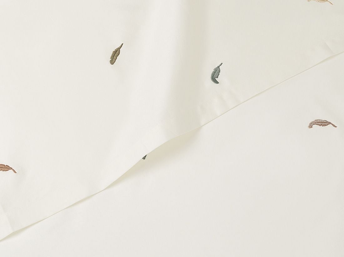 Barnlakan bomullssatin multicolour feather