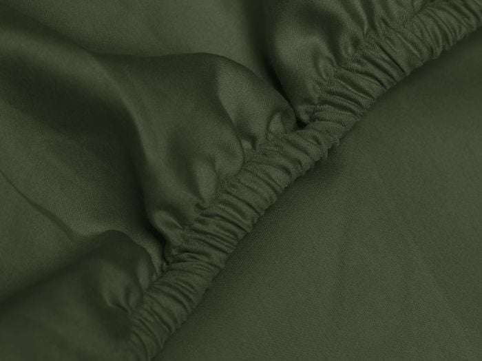 Dra-på-lakan bomullssatin dark olive